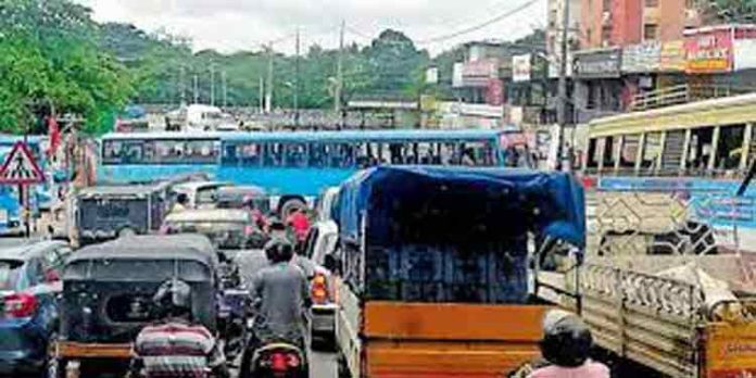ആഗസ്റ്റ് 18 മുതല് അബാന് ജംഗ്ഷനില് നിന്നും മുത്തൂറ്റ് ഭാഗത്തേക്കുളള റിംഗ് റോഡില് ഗതാഗത നിയന്ത്രണം ആഗസ്റ്റ് 18 മുതല് അബാന് ജംഗ്ഷനില് നിന്നും മുത്തൂറ്റ് ഭാഗത്തേക്കുളള റിംഗ് റോഡില് ഗതാഗത നിയന്ത്രണം