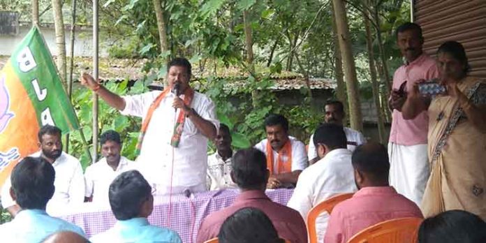 പമ്പാവാലി സര്വീസ് സഹകരണ ബാങ്കും പ്രതിസന്ധിയില് പമ്പാവാലി സര്വീസ് സഹകരണ ബാങ്കും പ്രതിസന്ധിയില്