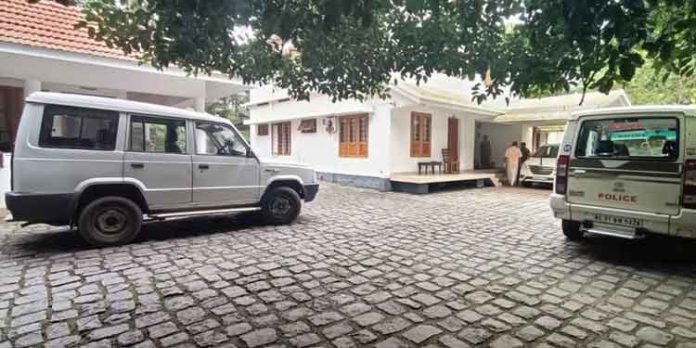 കേരള ജനപക്ഷം നേതാവ് പി.സി. ജോർജിന്റെ വീട്ടിൽ ക്രൈംബ്രാഞ്ച് റെയ്ഡ് കേരള ജനപക്ഷം നേതാവ് പി.സി. ജോർജിന്റെ വീട്ടിൽ ക്രൈംബ്രാഞ്ച് റെയ്ഡ്