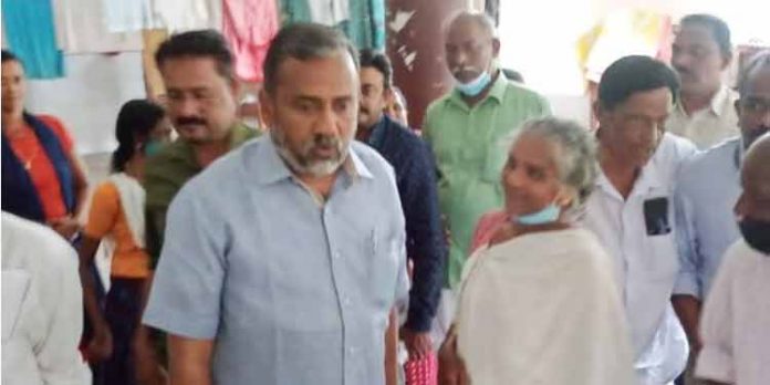 ചക്കുളത്തുകാവ് ദുരിതാശ്വാസ ക്യാമ്പ് കാർഷിക വികസന – കർഷക ക്ഷേമ മന്ത്രി പി. പ്രസാദ് സന്ദർശിച്ചു ചക്കുളത്തുകാവ് ദുരിതാശ്വാസ ക്യാമ്പ് കാർഷിക വികസന – കർഷക ക്ഷേമ മന്ത്രി പി. പ്രസാദ് സന്ദർശിച്ചു