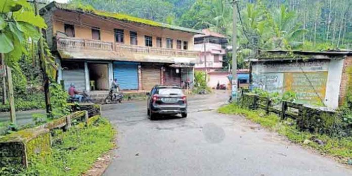 ചുങ്കപ്പാറ – ആലപ്രക്കാട് റോഡിലെ കൈവരി തകര്ന്നിട്ട് നാളുകള് ; കുലുക്കമില്ലാതെ അധികാരികള് ചുങ്കപ്പാറ – ആലപ്രക്കാട് റോഡിലെ കൈവരി തകര്ന്നിട്ട് നാളുകള് ; കുലുക്കമില്ലാതെ അധികാരികള്