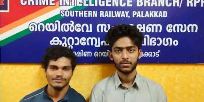 പാലക്കാട് ഏഴ് കിലോ കഞ്ചാവുമായി രണ്ട് പേര് പിടിയില് പാലക്കാട് ഏഴ് കിലോ കഞ്ചാവുമായി രണ്ട് പേര് പിടിയില്