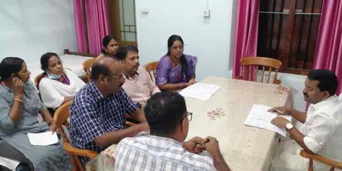 റോഡുകളുടെ നിർമ്മാണ പുരോഗതിയും പുനരുദ്ധാരണവും വിലയിരുത്താൻ അഡ്വ പ്രമോദ് നാരായൺ എംഎൽഎ യോഗം വിളിച്ചു ചേര്ത്തു റോഡുകളുടെ നിർമ്മാണ പുരോഗതിയും പുനരുദ്ധാരണവും വിലയിരുത്താൻ അഡ്വ പ്രമോദ് നാരായൺ എംഎൽഎ യോഗം വിളിച്ചു ചേര്ത്തു