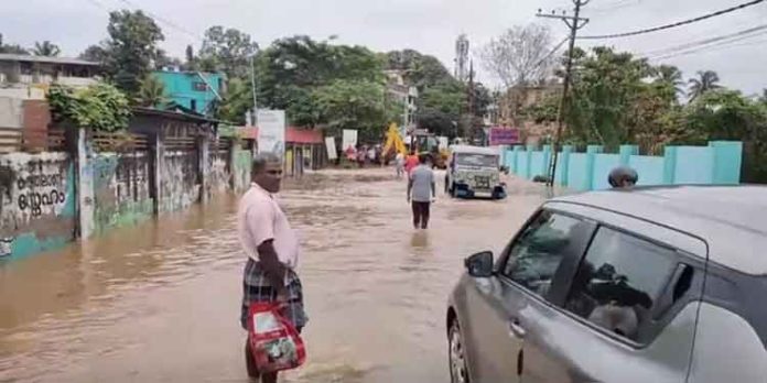 പത്തനംതിട്ട നഗരത്തിലെ താഴ്ന്ന പ്രദേശങ്ങളില് വെള്ളം കയറി ; വീഡിയോ കാണാം പത്തനംതിട്ട നഗരത്തിലെ താഴ്ന്ന പ്രദേശങ്ങളില് വെള്ളം കയറി ; വീഡിയോ കാണാം