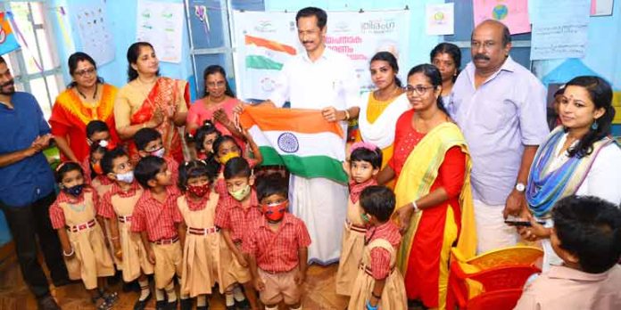 ഹര് ഘര് തിരംഗ : സ്കൂളുകളിലേക്കുള്ള പതാക വിതരണം ആരംഭിച്ചു ഹര് ഘര് തിരംഗ : സ്കൂളുകളിലേക്കുള്ള പതാക വിതരണം ആരംഭിച്ചു