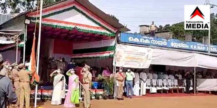 ആരോഗ്യമന്ത്രി വീണാ ജോര്ജ്ജ് ഉയര്ത്തിയ പതാക പുഷ്പവൃഷ്ടി നടത്തിയില്ല – പാറിപ്പറന്നില്ല ; തിരിച്ചിറക്കി വീണ്ടും ഉയര്ത്തിയത് പോലീസുകാര് ആരോഗ്യമന്ത്രി വീണാ ജോര്ജ്ജ് ഉയര്ത്തിയ പതാക പുഷ്പവൃഷ്ടി നടത്തിയില്ല – പാറിപ്പറന്നില്ല ; തിരിച്ചിറക്കി വീണ്ടും ഉയര്ത്തിയത് പോലീസുകാര്