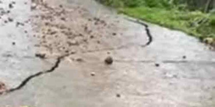 റോഡില് വിള്ളല് ; വിദഗ്ധ സംഘം റിപ്പോര്ട്ട് ജില്ലാ ദുരന്തനിവാരണ അതോറിറ്റിക്ക് സമര്പ്പിച്ചു റോഡില് വിള്ളല് ; വിദഗ്ധ സംഘം റിപ്പോര്ട്ട് ജില്ലാ ദുരന്തനിവാരണ അതോറിറ്റിക്ക് സമര്പ്പിച്ചു