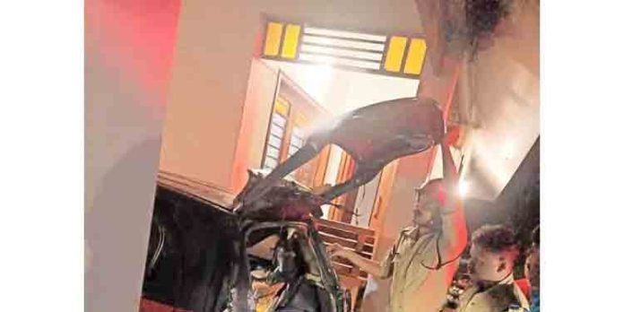 വീടുകളില് നിര്ത്തിയിട്ട വാഹനങ്ങള് തീയിട്ട് നശിപ്പിച്ചു വീടുകളില് നിര്ത്തിയിട്ട വാഹനങ്ങള് തീയിട്ട് നശിപ്പിച്ചു