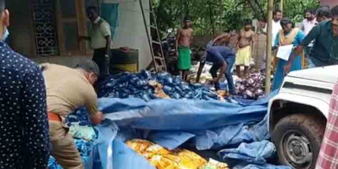 കോഴഞ്ചേരിയില് 20 ലക്ഷം രൂപയുടെ പുകയില ഉല്പ്പന്നങ്ങള് പിടികൂടി കോഴഞ്ചേരിയില് 20 ലക്ഷം രൂപയുടെ പുകയില ഉല്പ്പന്നങ്ങള് പിടികൂടി