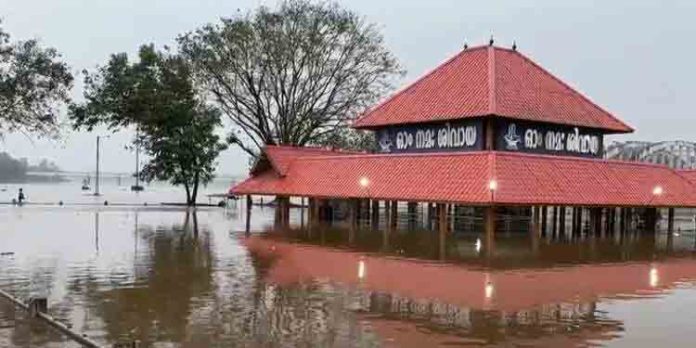 പെരിയാറില് ജലനിരപ്പ് ഉയര്ന്നു ; ആലുവ ശിവക്ഷേത്രത്തില് വെളളം കയറി പെരിയാറില് ജലനിരപ്പ് ഉയര്ന്നു ; ആലുവ ശിവക്ഷേത്രത്തില് വെളളം കയറി