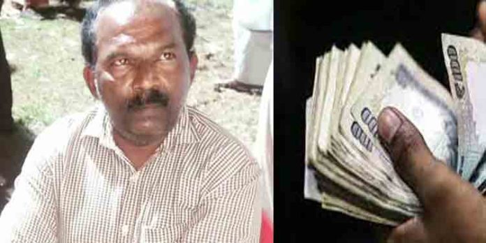 അരൂരില് വ്യാപാര കെട്ടിടത്തിന് നമ്പര് നല്കുന്നതിന് ഒരു ലക്ഷം കൈക്കൂലി ; പഞ്ചായത്ത് സെക്രട്ടറി അറസ്റ്റില് അരൂരില് വ്യാപാര കെട്ടിടത്തിന് നമ്പര് നല്കുന്നതിന് ഒരു ലക്ഷം കൈക്കൂലി ; പഞ്ചായത്ത് സെക്രട്ടറി അറസ്റ്റില്