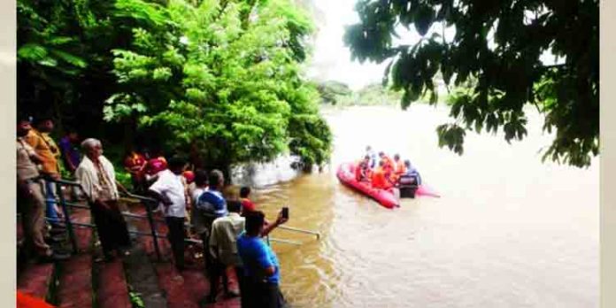 കല്പ്പാത്തിപ്പുഴയില് കുളിക്കുന്നതിനിടെ കാണാതായ വിദ്യാര്ഥിക്കായി തിരച്ചില് തുടരുന്നു കല്പ്പാത്തിപ്പുഴയില് കുളിക്കുന്നതിനിടെ കാണാതായ വിദ്യാര്ഥിക്കായി തിരച്ചില് തുടരുന്നു