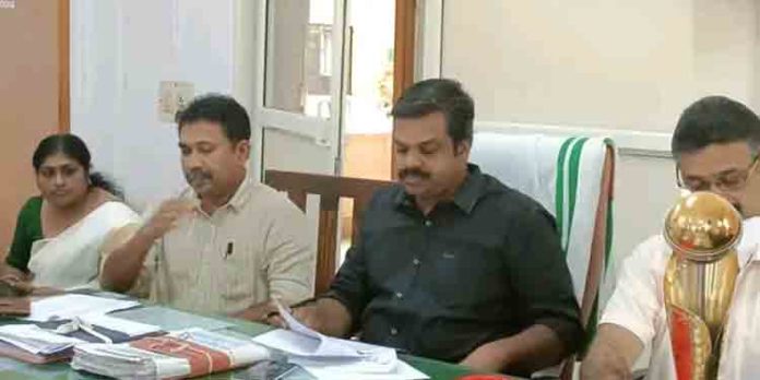 പൊതുമരാമത്ത് റോഡ് വിഭാഗത്തിനെതിരെ കോന്നി താലൂക്ക് വികസന സമിതിയിൽ രൂക്ഷ വിമർശനവുമായി എം.എൽ.എ പൊതുമരാമത്ത് റോഡ് വിഭാഗത്തിനെതിരെ കോന്നി താലൂക്ക് വികസന സമിതിയിൽ രൂക്ഷ വിമർശനവുമായി എം.എൽ.എ