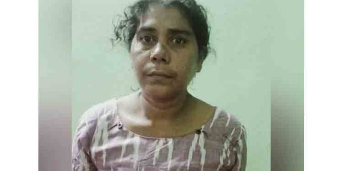 മദ്യക്കുപ്പികളും ഗ്ലാസും ബാഗില് , ആവശ്യക്കാര്ക്ക് ഉടനടി മദ്യം, ഡ്രൈ ഡേയിലും മദ്യം ; മൊബൈല് ബാര് നടത്തി വന്ന യുവതി പിടിയില് മദ്യക്കുപ്പികളും ഗ്ലാസും ബാഗില് , ആവശ്യക്കാര്ക്ക് ഉടനടി മദ്യം, ഡ്രൈ ഡേയിലും മദ്യം ; മൊബൈല് ബാര് നടത്തി വന്ന യുവതി പിടിയില്