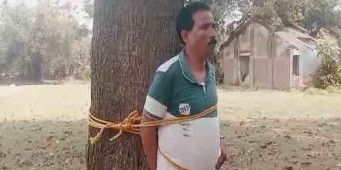 ജോലി വാഗ്ദാനം ചെയ്ത് ലക്ഷങ്ങളുടെ തട്ടിപ്പ് ; തൃണമൂൽ കോണ്ഗ്രസ് നേതാവിനെ കെട്ടിയിട്ട് മർദിച്ച് നാട്ടുകാർ ജോലി വാഗ്ദാനം ചെയ്ത് ലക്ഷങ്ങളുടെ തട്ടിപ്പ് ; തൃണമൂൽ കോണ്ഗ്രസ് നേതാവിനെ കെട്ടിയിട്ട് മർദിച്ച് നാട്ടുകാർ