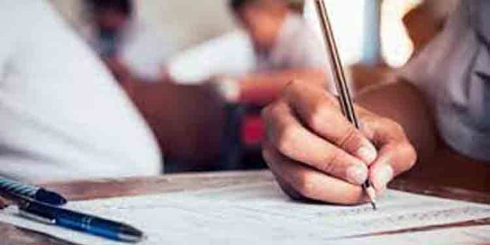 നീറ്റിനിടെ അടിവസ്ത്രമഴിച്ച് പരിശോധന ; പരാതിപ്പെട്ട പെണ്കുട്ടികള്ക്ക് ഇന്ന് പരീക്ഷ നീറ്റിനിടെ അടിവസ്ത്രമഴിച്ച് പരിശോധന ; പരാതിപ്പെട്ട പെണ്കുട്ടികള്ക്ക് ഇന്ന് പരീക്ഷ