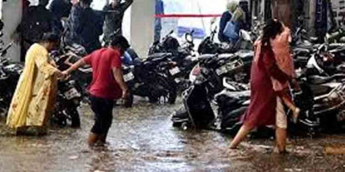പത്തനംതിട്ട ജില്ലയില് കനത്ത മഴ : ഉരുള്പൊട്ടല്, മണ്ണിടിച്ചില് സാധ്യത ആളുകളെ മാറ്റിപാര്പ്പിക്കും പത്തനംതിട്ട ജില്ലയില് കനത്ത മഴ : ഉരുള്പൊട്ടല്, മണ്ണിടിച്ചില് സാധ്യത ആളുകളെ മാറ്റിപാര്പ്പിക്കും