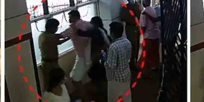 കോഴിക്കോട് മെഡിക്കൽ കോളേജില് സുരക്ഷാ ജീവനക്കാരെ ആക്രമിച്ച കേസിലെ പ്രതികളായ ഡിവൈഎഫ്ഐ നേതാക്കള് കീഴടങ്ങി കോഴിക്കോട് മെഡിക്കൽ കോളേജില് സുരക്ഷാ ജീവനക്കാരെ ആക്രമിച്ച കേസിലെ പ്രതികളായ ഡിവൈഎഫ്ഐ നേതാക്കള് കീഴടങ്ങി