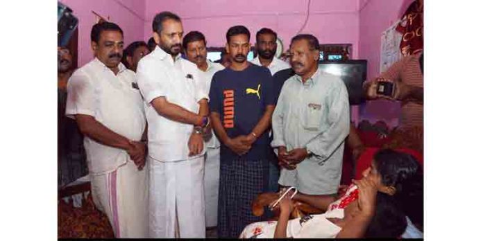 പേവിഷ ബാധയേറ്റ് മരണപ്പെട്ട അഭിരാമിയുടെ വീട് കെ.സുരേന്ദ്രൻ സന്ദർശിച്ചു പേവിഷ ബാധയേറ്റ് മരണപ്പെട്ട അഭിരാമിയുടെ വീട് കെ.സുരേന്ദ്രൻ സന്ദർശിച്ചു