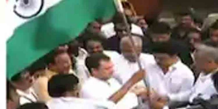 എം കെ സ്റ്റാലിനിൽ നിന്നും പതാക രാഹുൽ ഗാന്ധി ഏറ്റുവാങ്ങി ; ഭാരത് ജോഡോ യാത്രക്ക് തുടക്കം എം കെ സ്റ്റാലിനിൽ നിന്നും പതാക രാഹുൽ ഗാന്ധി ഏറ്റുവാങ്ങി ; ഭാരത് ജോഡോ യാത്രക്ക് തുടക്കം