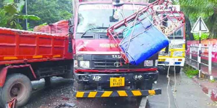 ചരക്ക് ലോറിയില് ടിപ്പര് ഇടിച്ചു ഡ്രൈവര്ക്ക് പരുക്ക് ചരക്ക് ലോറിയില് ടിപ്പര് ഇടിച്ചു ഡ്രൈവര്ക്ക് പരുക്ക്