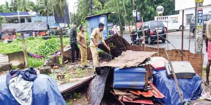 വഖഫ് ഭൂമിയിലെ അനധികൃത നിര്മാണം പൊളിച്ചുനീക്കി വഖഫ് ഭൂമിയിലെ അനധികൃത നിര്മാണം പൊളിച്ചുനീക്കി