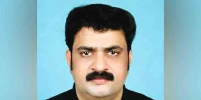 ഗൃഹപ്രവേശന ചടങ്ങിൽ പാട്ടുപാടിക്കൊണ്ടിരിക്കേ യുവാവ് കുഴഞ്ഞുവീണ് മരിച്ചു ഗൃഹപ്രവേശന ചടങ്ങിൽ പാട്ടുപാടിക്കൊണ്ടിരിക്കേ യുവാവ് കുഴഞ്ഞുവീണ് മരിച്ചു