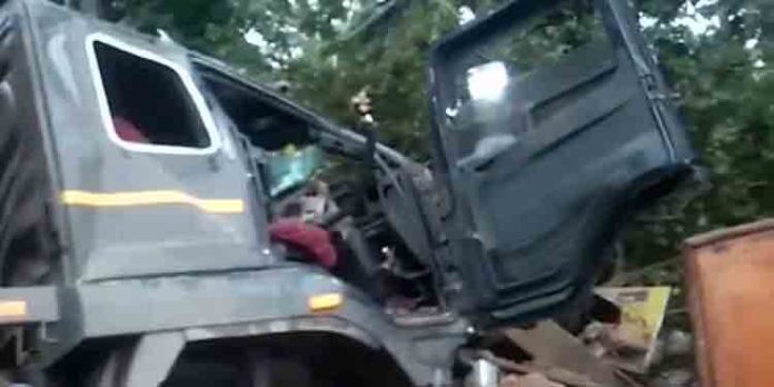അമിതവേഗം ; ലോറി ഇടിച്ചു കയറി വീടു തകര്ന്നു അമിതവേഗം ; ലോറി ഇടിച്ചു കയറി വീടു തകര്ന്നു