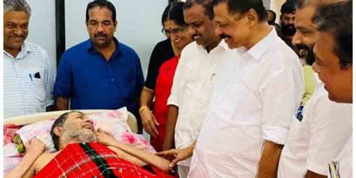 കൂത്തുപറമ്പ് സമരത്തിലെ ജീവിക്കുന്ന രക്തസാക്ഷി പുഷ്പനെ കാണാന് എം.വി ഗോവിന്ദനെത്തി കൂത്തുപറമ്പ് സമരത്തിലെ ജീവിക്കുന്ന രക്തസാക്ഷി പുഷ്പനെ കാണാന് എം.വി ഗോവിന്ദനെത്തി