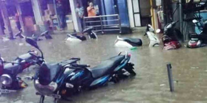 വെള്ളപ്പൊക്കത്തില് മുങ്ങി വലഞ്ഞ് ബെംഗളൂരു നഗരം ; ഹോട്ടല് മുറികളുടെ വാടക 30,000 മുതല് 40,000 വരെ വെള്ളപ്പൊക്കത്തില് മുങ്ങി വലഞ്ഞ് ബെംഗളൂരു നഗരം ; ഹോട്ടല് മുറികളുടെ വാടക 30,000 മുതല് 40,000 വരെ