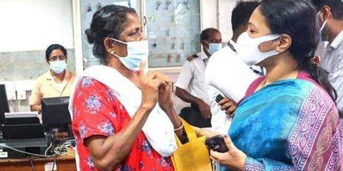 വെട്ടേറ്റ കൈപ്പത്തിയ്ക്ക് ശസ്ത്രക്രിയ കഴിഞ്ഞ വിദ്യയെ ആരോഗ്യമന്ത്രി വീണ ജോര്ജ് സന്ദര്ശിച്ചു വെട്ടേറ്റ കൈപ്പത്തിയ്ക്ക് ശസ്ത്രക്രിയ കഴിഞ്ഞ വിദ്യയെ ആരോഗ്യമന്ത്രി വീണ ജോര്ജ് സന്ദര്ശിച്ചു