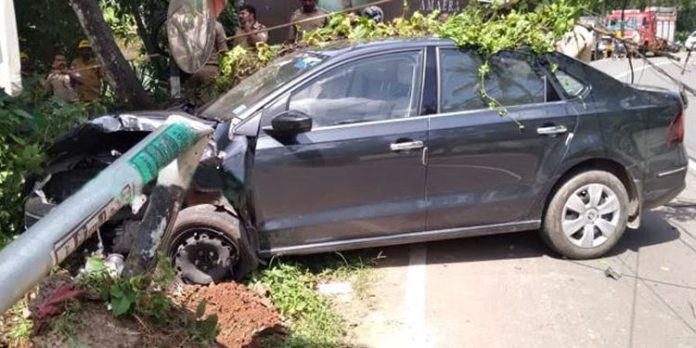 ഡ്രൈവിംഗിനിടയില് ശാരീരികാസ്വാസ്ഥ്യം ; കാര് വൈദ്യുതി, ടെലിഫോണ് പോസ്റ്റുകള് ഇടിച്ച് തകര്ത്തു ഡ്രൈവിംഗിനിടയില് ശാരീരികാസ്വാസ്ഥ്യം ; കാര് വൈദ്യുതി, ടെലിഫോണ് പോസ്റ്റുകള് ഇടിച്ച് തകര്ത്തു