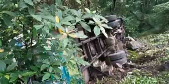 ഇടുക്കിയില് നേര്യമംഗലം ചാക്കോച്ചി വളവിൽ കെഎസ്ആർടിസി ബസ് താഴ്ചയിലേക്ക് മറിഞ്ഞു ഇടുക്കിയില് നേര്യമംഗലം ചാക്കോച്ചി വളവിൽ കെഎസ്ആർടിസി ബസ് താഴ്ചയിലേക്ക് മറിഞ്ഞു