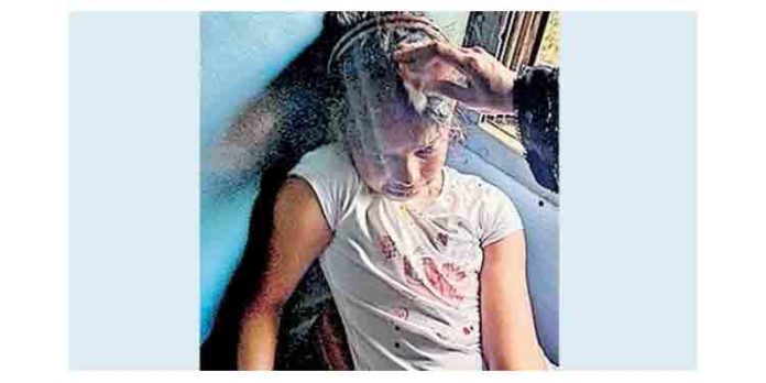കണ്ണൂരില് ട്രെയിനിനു നേരെയുണ്ടായ കല്ലേറില് 12 വയസ്സുകാരിയുടെ തലയ്ക്കു പരുക്ക് കണ്ണൂരില് ട്രെയിനിനു നേരെയുണ്ടായ കല്ലേറില് 12 വയസ്സുകാരിയുടെ തലയ്ക്കു പരുക്ക്