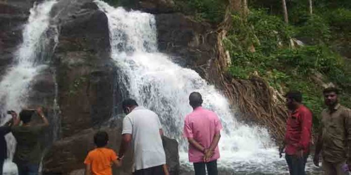 മണ്ണീറ വെള്ളച്ചാട്ടത്തിൽ സഞ്ചാരികളുടെ തിരക്ക് വർധിക്കുന്നു മണ്ണീറ വെള്ളച്ചാട്ടത്തിൽ സഞ്ചാരികളുടെ തിരക്ക് വർധിക്കുന്നു