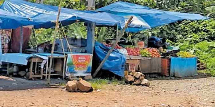 റാന്നി വലിയപാലത്തിന്റെ അപ്രോച്ച് റോഡ് കയ്യേറി റാന്നി വലിയപാലത്തിന്റെ അപ്രോച്ച് റോഡ് കയ്യേറി