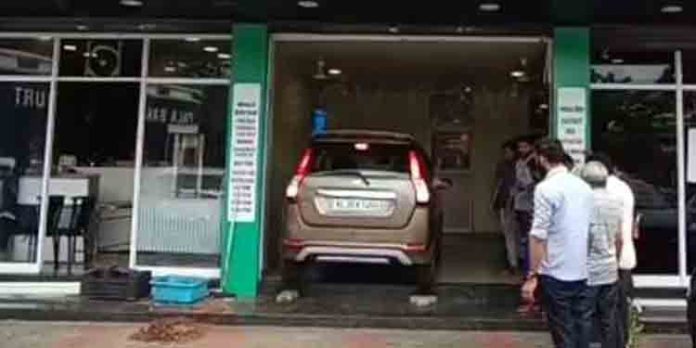 കാര് ഹോട്ടലിലേക്ക് ഇടിച്ച് കയറി കുട്ടിക്ക് പരിക്ക് കാര് ഹോട്ടലിലേക്ക് ഇടിച്ച് കയറി കുട്ടിക്ക് പരിക്ക്