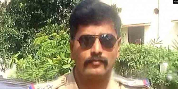 ഭാര്യാ സഹോദരിയെ വിവാഹം കഴിക്കാൻ കാറിൽ കടത്തിക്കൊണ്ടുപോയ എസ്.ഐയെ പിരിച്ചുവിട്ടു ഭാര്യാ സഹോദരിയെ വിവാഹം കഴിക്കാൻ കാറിൽ കടത്തിക്കൊണ്ടുപോയ എസ്.ഐയെ പിരിച്ചുവിട്ടു