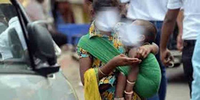 കോട്ടയം നഗരത്തിൽ ബാലഭിക്ഷാടനം നടത്തിയ നാല് കുട്ടികളെ ചൈൽഡ് ലൈൻ പ്രവർത്തകർ രക്ഷപ്പെടുത്തി കോട്ടയം നഗരത്തിൽ ബാലഭിക്ഷാടനം നടത്തിയ നാല് കുട്ടികളെ ചൈൽഡ് ലൈൻ പ്രവർത്തകർ രക്ഷപ്പെടുത്തി