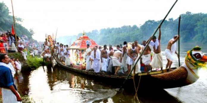 തിരുവോണ സദ്യക്കുള്ള വിഭവങ്ങളുമായി തിരുവോണത്തോണി ആറന്മുള ക്ഷേത്രത്തിൽ തിരുവോണ സദ്യക്കുള്ള വിഭവങ്ങളുമായി തിരുവോണത്തോണി ആറന്മുള ക്ഷേത്രത്തിൽ
