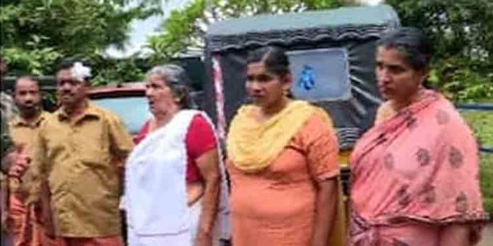 ഇരിട്ടിയില് തെരുവ് നായ്ക്കള് കുറുകെ ചാടി ; ഓട്ടോ മറിഞ്ഞ് ഡ്രൈവര്ക്കും യാത്രക്കാര്ക്കും ഗുരുതര പരിക്ക് ഇരിട്ടിയില് തെരുവ് നായ്ക്കള് കുറുകെ ചാടി ; ഓട്ടോ മറിഞ്ഞ് ഡ്രൈവര്ക്കും യാത്രക്കാര്ക്കും ഗുരുതര പരിക്ക്