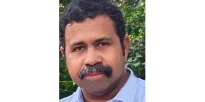 നായയ്ക്ക് വാക്സിനേഷന് നല്കുന്നതിനിടെ ജീവനക്കാരന് കടിയേറ്റു നായയ്ക്ക് വാക്സിനേഷന് നല്കുന്നതിനിടെ ജീവനക്കാരന് കടിയേറ്റു