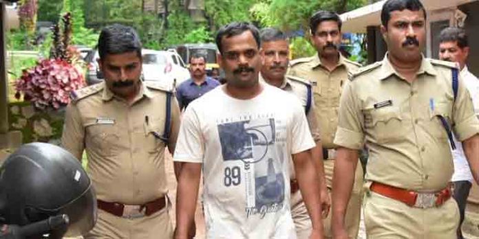 കതിരൂർ മനോജ് വധക്കേസ് പ്രതി സിനിൽ കവർച്ച കേസിൽ അറസ്റ്റിൽ കതിരൂർ മനോജ് വധക്കേസ് പ്രതി സിനിൽ കവർച്ച കേസിൽ അറസ്റ്റിൽ