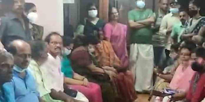 മാവേലിക്കര താലൂക്ക് സഹകരണബാങ്കിലെ തട്ടിപ്പ് ; പണം തിരികെകിട്ടണമെന്നാവശ്യപ്പെട്ട് നിക്ഷേപകര് രാത്രി സമരം നടത്തി മാവേലിക്കര താലൂക്ക് സഹകരണബാങ്കിലെ തട്ടിപ്പ് ; പണം തിരികെകിട്ടണമെന്നാവശ്യപ്പെട്ട് നിക്ഷേപകര് രാത്രി സമരം നടത്തി