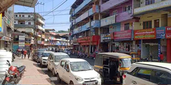 അനധികൃത പാര്ക്കിങ് ; റാന്നി നഗരത്തില് ഗതാഗതക്കുരുക്ക് രൂക്ഷം അനധികൃത പാര്ക്കിങ് ; റാന്നി നഗരത്തില് ഗതാഗതക്കുരുക്ക് രൂക്ഷം