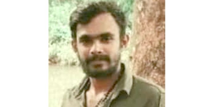 നിർത്തിയിട്ട ലോറിക്ക് പിറകിൽ ബൈക്ക് ഇടിച്ച് യുവാവ് മരിച്ചു നിർത്തിയിട്ട ലോറിക്ക് പിറകിൽ ബൈക്ക് ഇടിച്ച് യുവാവ് മരിച്ചു