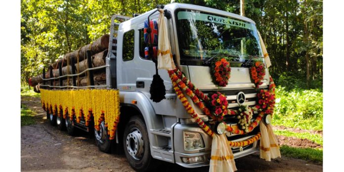 അടൂർ തൃചേന്ദമംഗലം മഹാദേവ ക്ഷേത്രത്തിലേക്കുള്ള തടികൾ കോന്നി വനത്തിൽ നിന്നും ആചാര വിധി പ്രകാരം കൊണ്ടുപോയി അടൂർ തൃചേന്ദമംഗലം മഹാദേവ ക്ഷേത്രത്തിലേക്കുള്ള തടികൾ കോന്നി വനത്തിൽ നിന്നും ആചാര വിധി പ്രകാരം കൊണ്ടുപോയി