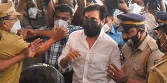 നടിയെ ആക്രമിച്ച കേസ് അട്ടിമറിക്കുന്നുവെന്നാരോപിച്ച് അതിജീവിത നൽകിയ ഹർജി ഹൈക്കോടതി ഇന്ന് വീണ്ടും പരിഗണിക്കും നടിയെ ആക്രമിച്ച കേസ് അട്ടിമറിക്കുന്നുവെന്നാരോപിച്ച് അതിജീവിത നൽകിയ ഹർജി ഹൈക്കോടതി ഇന്ന് വീണ്ടും പരിഗണിക്കും
