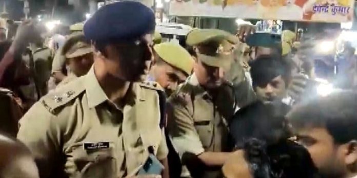 ലഖിംപൂര് ഖേരിയില് പ്രായപൂര്ത്തിയാകാത്ത പെണ്കുട്ടികളെ തൂങ്ങി മരിച്ച നിലയില് കണ്ടെത്തിയ സംഭവം ; 6 പേരെ അറസ്റ്റ് ചെയ്തതായി പോലീസ് ലഖിംപൂര് ഖേരിയില് പ്രായപൂര്ത്തിയാകാത്ത പെണ്കുട്ടികളെ തൂങ്ങി മരിച്ച നിലയില് കണ്ടെത്തിയ സംഭവം ; 6 പേരെ അറസ്റ്റ് ചെയ്തതായി പോലീസ്