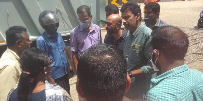 കോന്നി നഗരത്തിലെ പൊടിപടലങ്ങൾക്കെതിരെ വ്യാപാരികൾ രംഗത്ത് കോന്നി നഗരത്തിലെ പൊടിപടലങ്ങൾക്കെതിരെ വ്യാപാരികൾ രംഗത്ത്